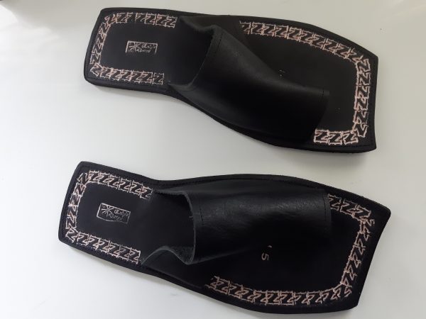 Swerve Broad One Toe Men Leather Sandals Black